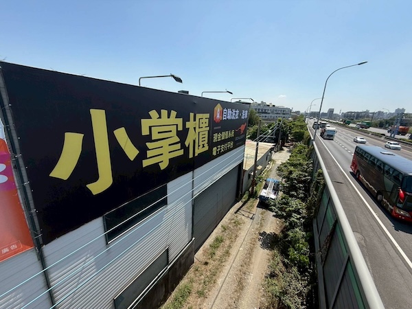 高速公路T霸廣告安裝實況 1